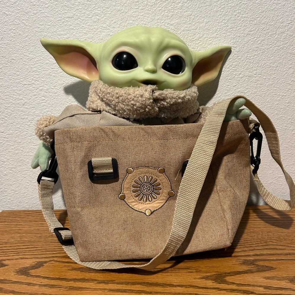 Baby Yoda Toy in Cloth Carry Bag - Picture 13 of 13